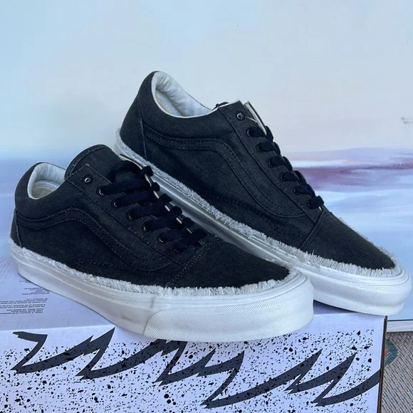 Vans Men’s 0g Old Skool Low
Raw Edge Black
VN0A5FBEBLK
Sneakers - Picture 4 of 16